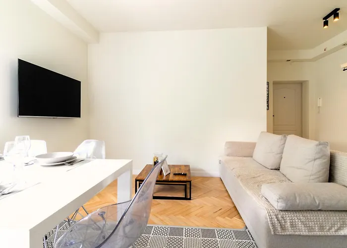 Renovated 3 Room Apt. Near Polin/Oldtown