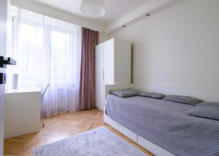 Renovated 3 Room Apt. Near Polin/Oldtown